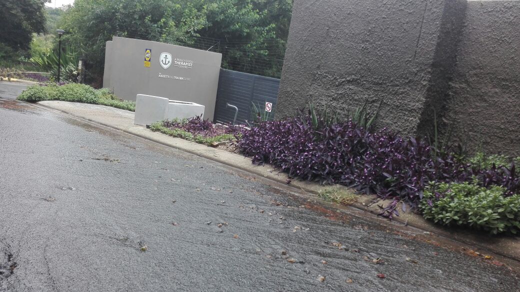 AnthyLamb's tweet photo. @JHBWater - fresh water pouring down the street at 1 ROBANT LANE, EDENBURG, RIVONIA. https://t.co/G5NzxsQw7l