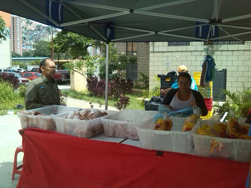 AUciudadtiuna's tweet photo. .@AUciudadtiuna y #ConsCom, efectuaron "Jornada de Venta de Alimentos", en Noreste, con 2.800 familias beneficiadas #UniónCivicoMilitar https://t.co/CdKJy2xzeA