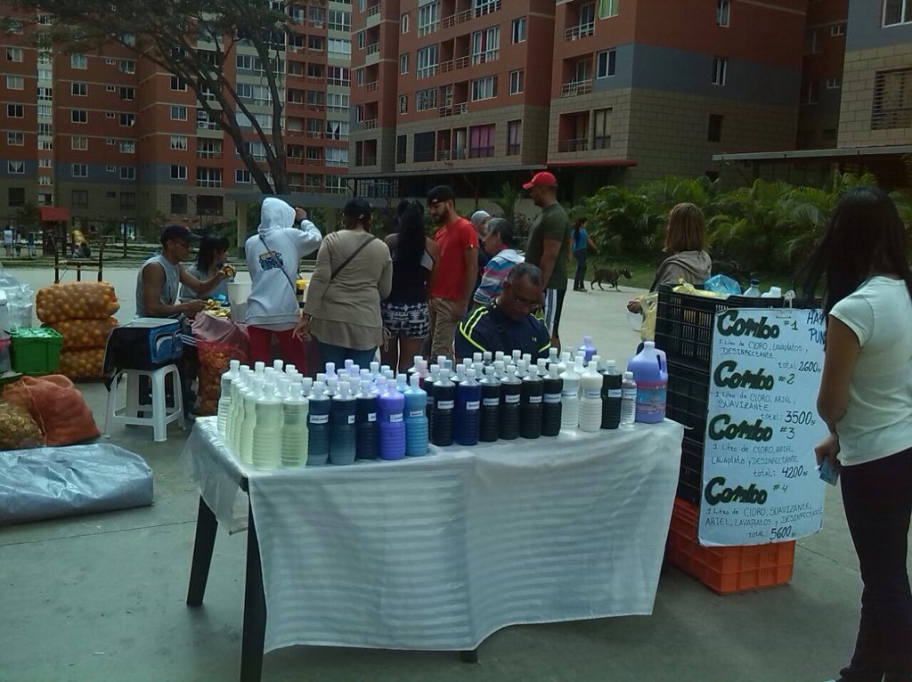 AUciudadtiuna's tweet photo. .@AUciudadtiuna y #ConsCom, efectuaron "Jornada de Venta de Alimentos", en Noreste, con 2.800 familias beneficiadas #UniónCivicoMilitar https://t.co/CdKJy2xzeA