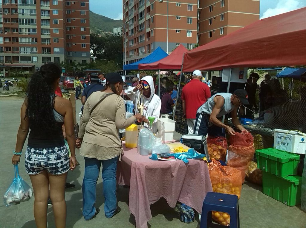 AUciudadtiuna's tweet photo. .@AUciudadtiuna y #ConsCom, efectuaron "Jornada de Venta de Alimentos", en Noreste, con 2.800 familias beneficiadas #UniónCivicoMilitar https://t.co/CdKJy2xzeA