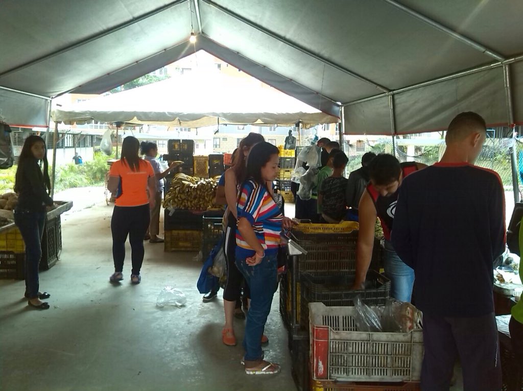 AUciudadtiuna's tweet photo. .@AUciudadtiuna y #ConsCom, efectuaron "Jornada de Venta de Alimentos", en Noreste, con 2.800 familias beneficiadas #UniónCivicoMilitar https://t.co/CdKJy2xzeA