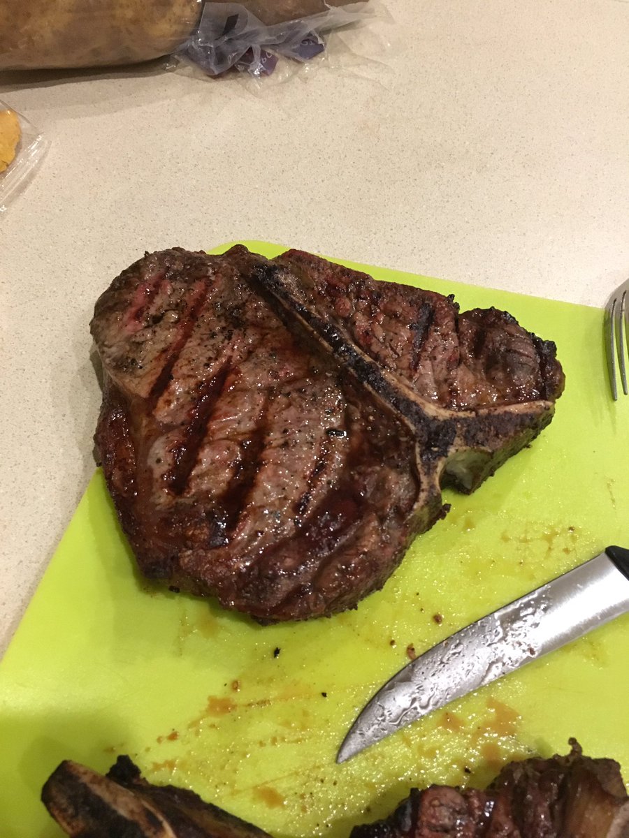 joelmartinez's tweet photo. I have conquered the #grill!! #steaksForDays https://t.co/CdromJNHPV