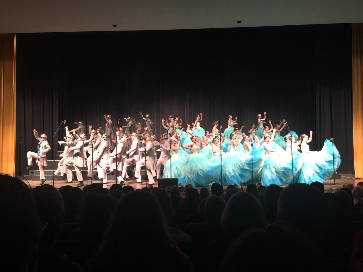 SraGrub's tweet photo. FFE amazing as always!!! 💃🕺🏻💃🏻 #FindlayFest #FHSTrojans https://t.co/HizClNQahp