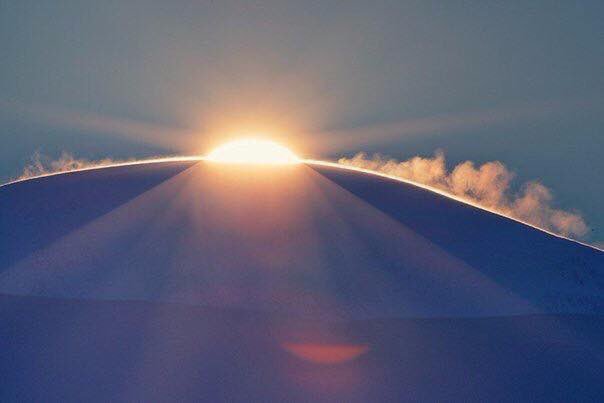 Сутай хайрхан дээрээс нар мандаж буй гайхалтай агшин. Зургийг Болороо