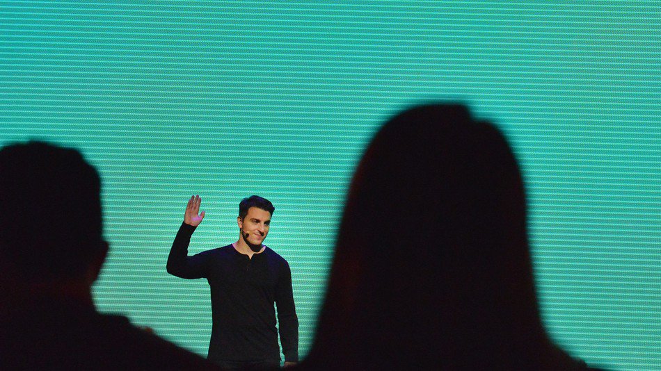 Airbnb CEO offers free housing to those affected by #MuslimBan on.mash.to/2kfDOEh