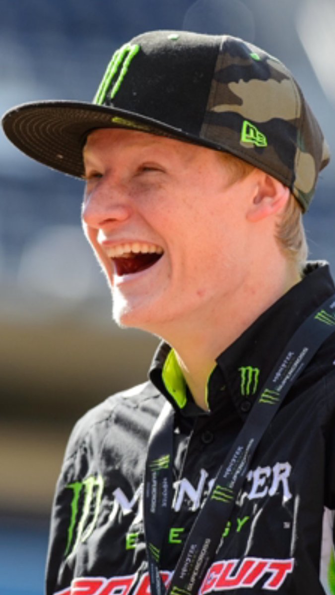 flyinryan71's tweet photo. @justinhill46 face going over the finish line 😂👌🏻 https://t.co/oTfsGBGAId