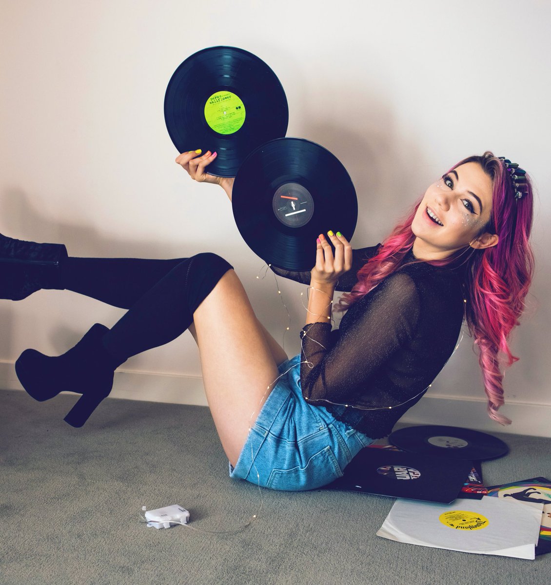 jessiepaege's tweet photo. NEW VIDEO: DIY Band Room Decor 2017 💕🌈🐸 (you're welcome) link: https://t.co/GSESBPIzFP https://t.co/krgmKMhYgH