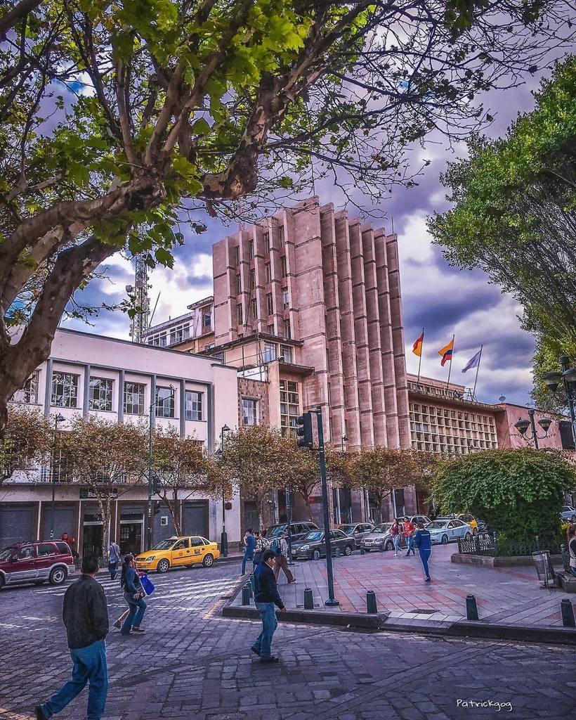 pattosar's tweet photo. Serie #street #Cuenca #Ecuador #AllYouNeedIsEcuador #iPhoneonly #people https://t.co/kD9p61Y1c9 @patrickgog #FotoEc https://t.co/A8w6qif4Px