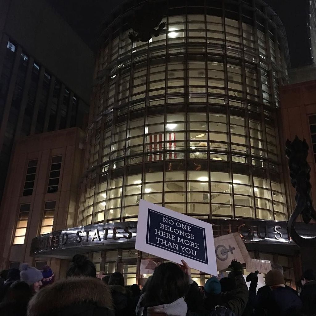 shirleyeung's tweet photo. Keep resisting. #nobannowall #nomuslimban https://t.co/UZkf8jqrOk https://t.co/TclfHWurTu