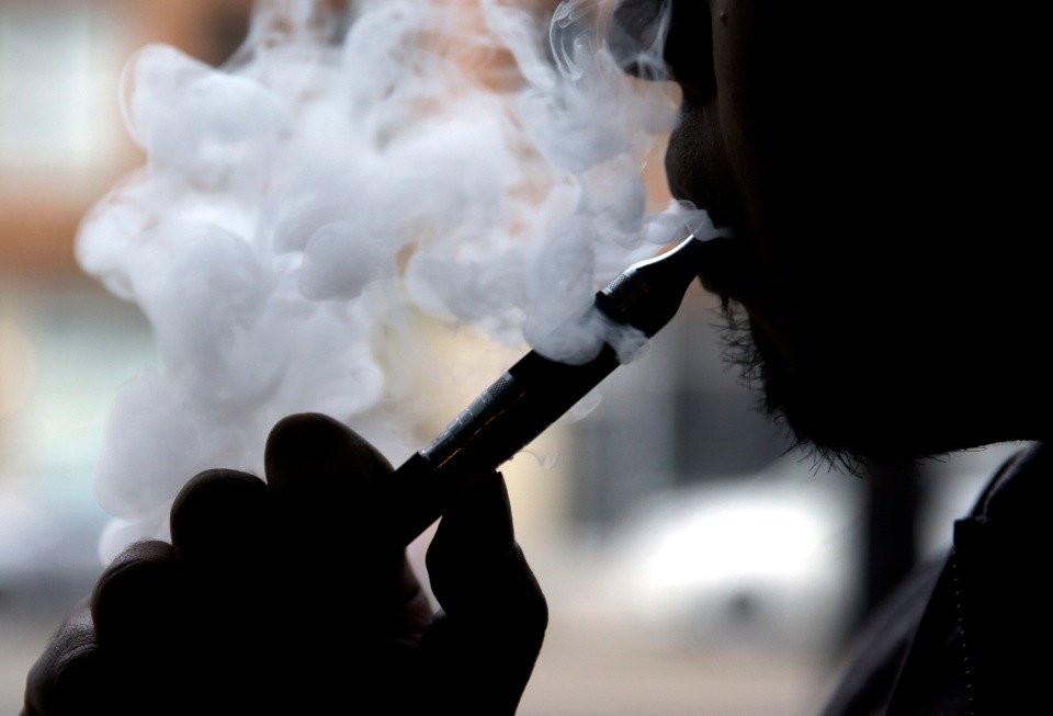 Raising the #vapingage to 21 risks rise in teen smoking #vapelaws hubs.ly/H061d0N0