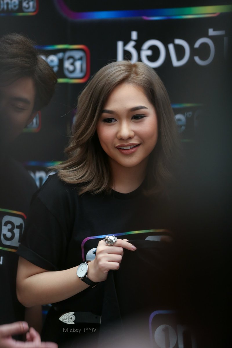 น้อง @preenp_ ขณะถ่ายรูปกับผู้ร่วมสนุกในงาน #วันยกช่อง พิษณุโลก ค่ะ

บ้าจริงงงงง ทำไมดัดผมละน่ารักแรงงง 😍