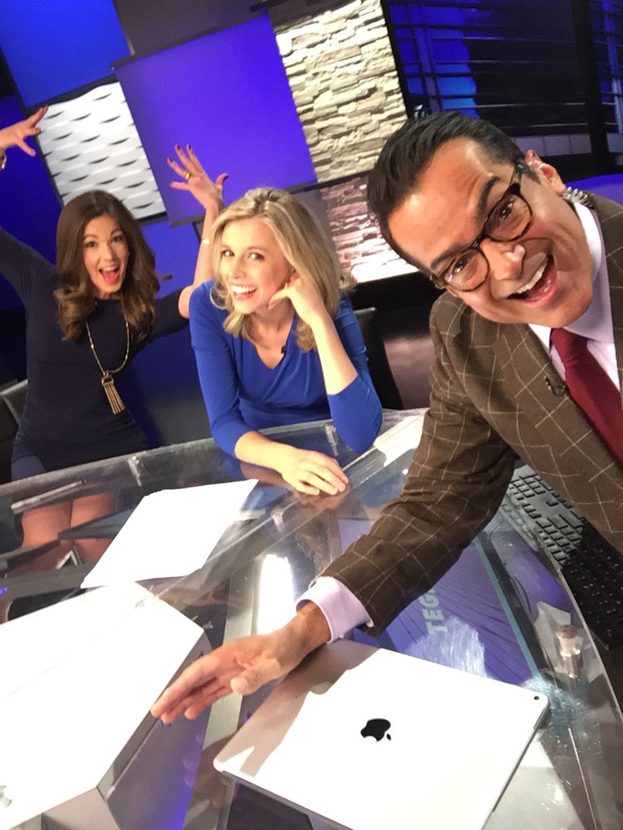 vicentearenastv's tweet image. What we do between breaks @9NEWS #weekendsarefun  @whitney9news @thewxwoman