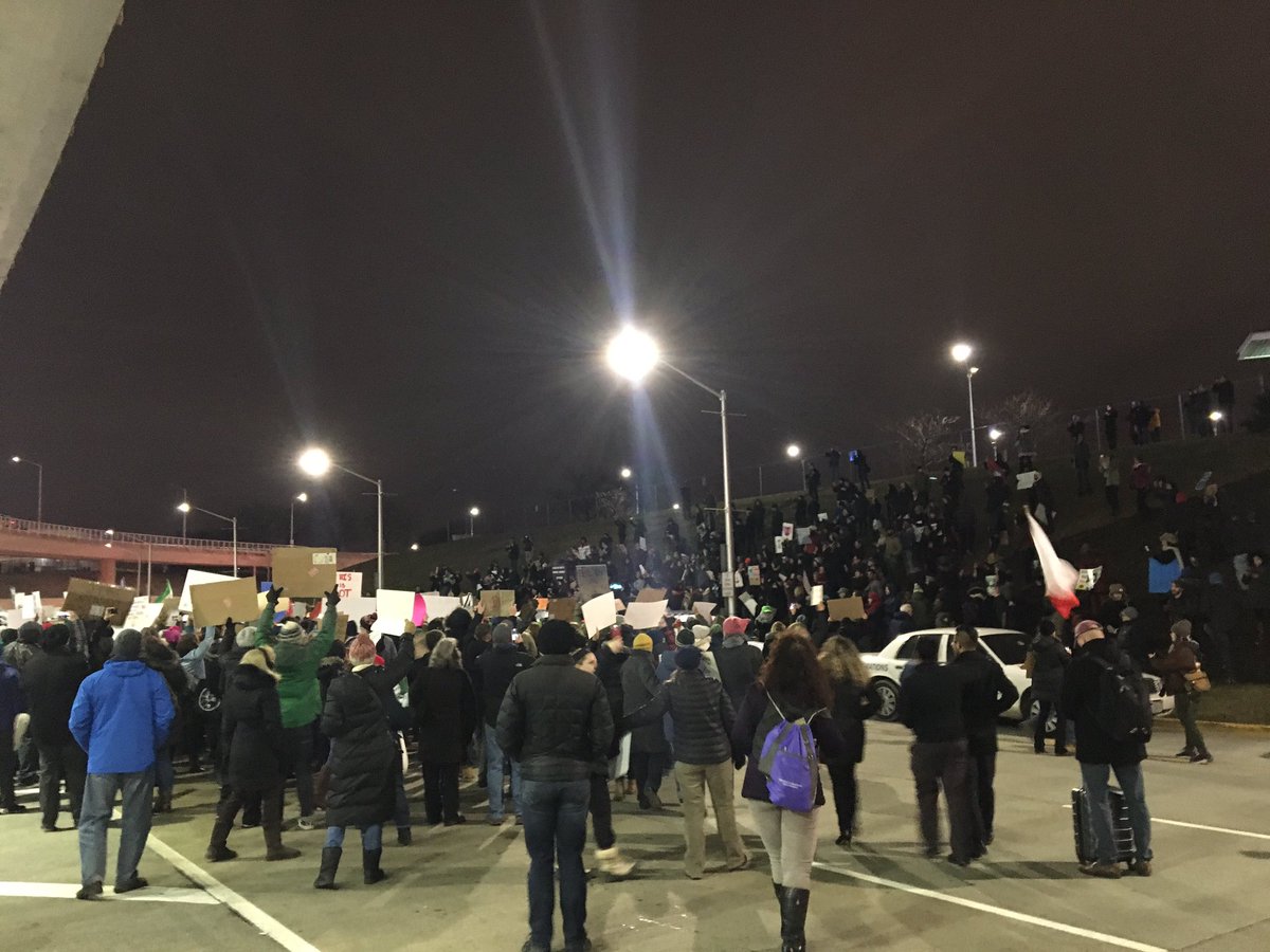 micahuetricht's tweet photo. The crowd has shut down all lanes of traffic at O'Hare. Nothing the police can do. #MuslimBan #NoBanNoWall https://t.co/n0yJqq4Hao