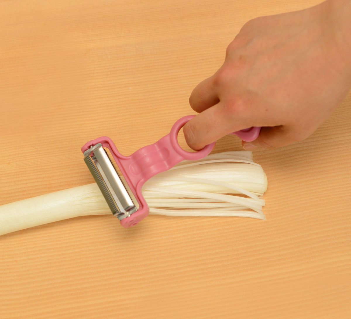 ののじ 公式 キャベピィmax推し ののじの新ピーラー スージー みじん すごいんです こちらのピーラーは両刃仕様 これ1本で 皮むき スジ切 みじん切 千切 ができちゃうスゴい子なんですps ๑ ڡ ๑ Ps スゥ っと引くと白髪ネギもあっという