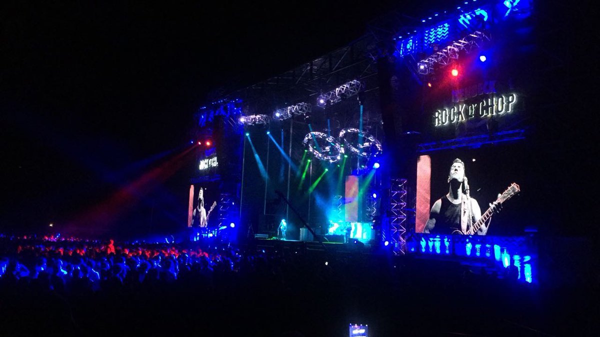 la_jaulaok's tweet photo. La aplanadora en acción. Estamos prendidos fuego!!!🔥🎸
#Isenbeck #RocknChop #PostaONada #DivididosEnPinamar https://t.co/ac1oDthUV8