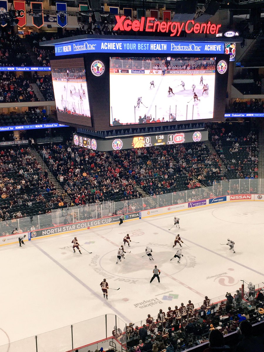 SuzieQ_Mpls's tweet photo. Pretending my seats are on the Club level @ North Star College Cup #GoUMD https://t.co/gvV5O6DGib