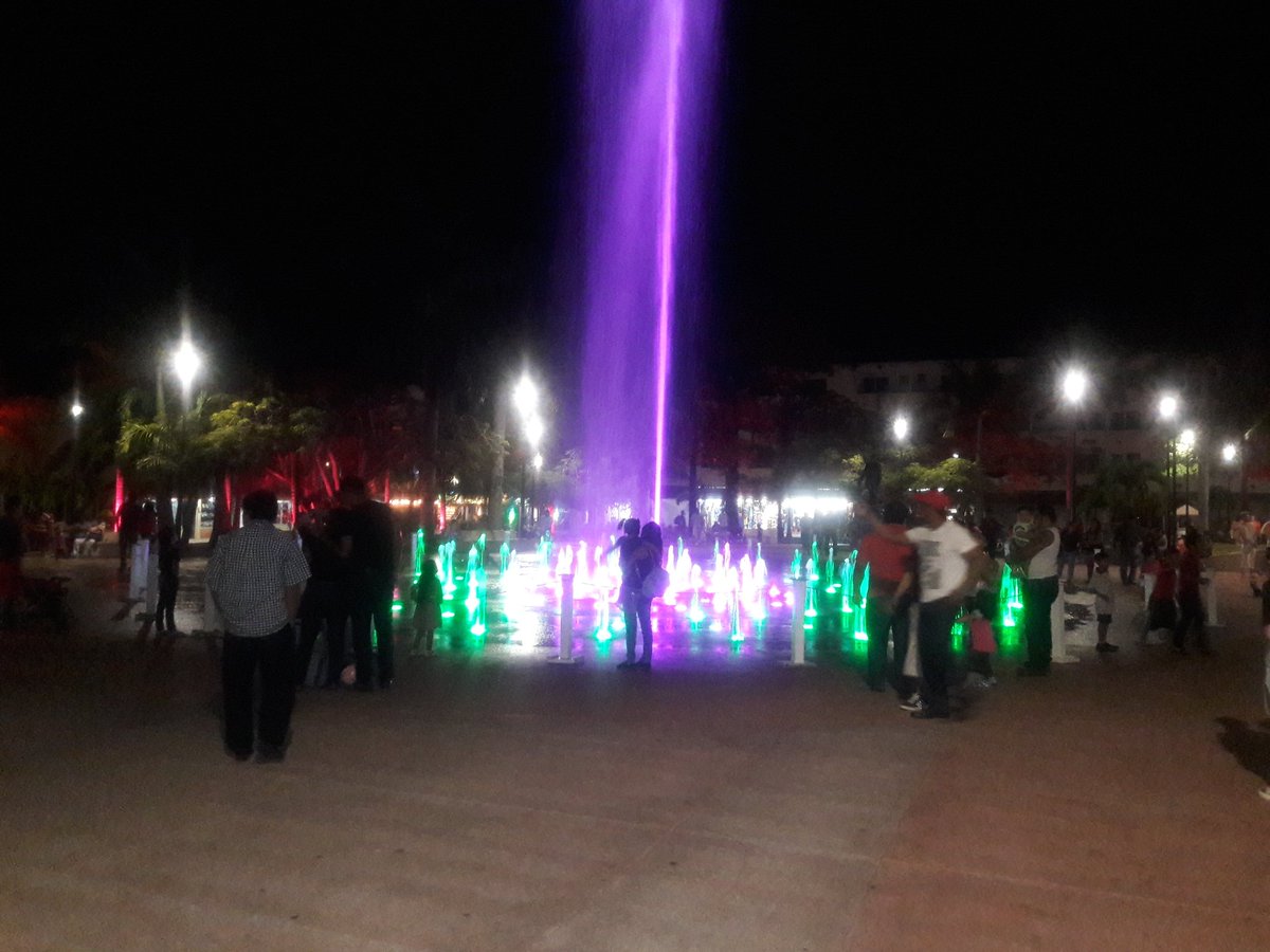 Djtrejo's tweet photo. En el parque de Cozumel @VivoEnCancun @VivoEnPlayaDC @maggymua @trip_in_mexico @MexicoHoteles Cozumel de noche, aún no se animan. https://t.co/8LTL18DOo4