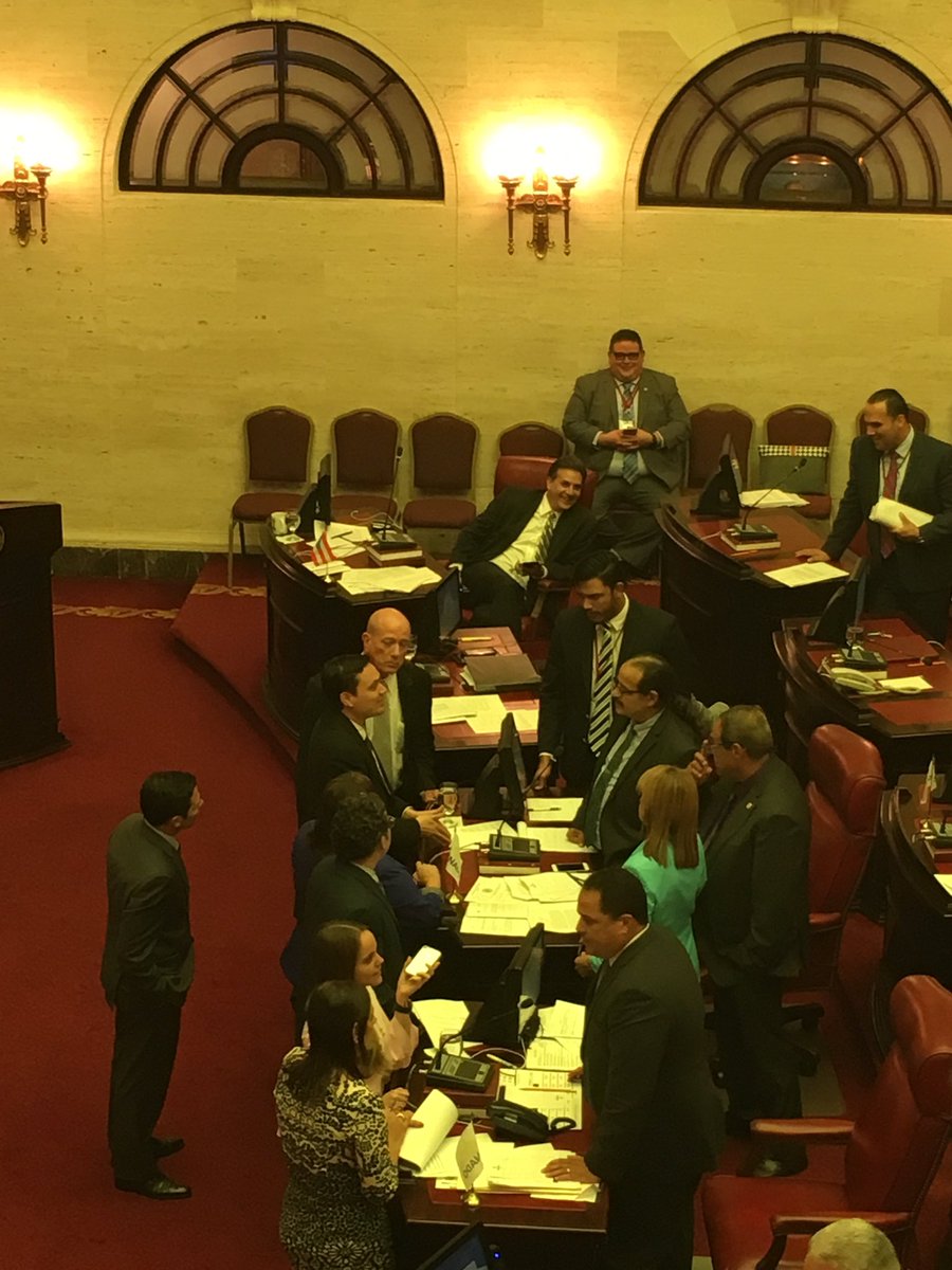 Limarys_Suarez's tweet photo. .@SecAsuntosPR Ramón Rosario argumenta con @VargasVidot2016 en receso sobre enmienda que pide al #PC675. @cbenespanol https://t.co/RIoKUNqJ4J