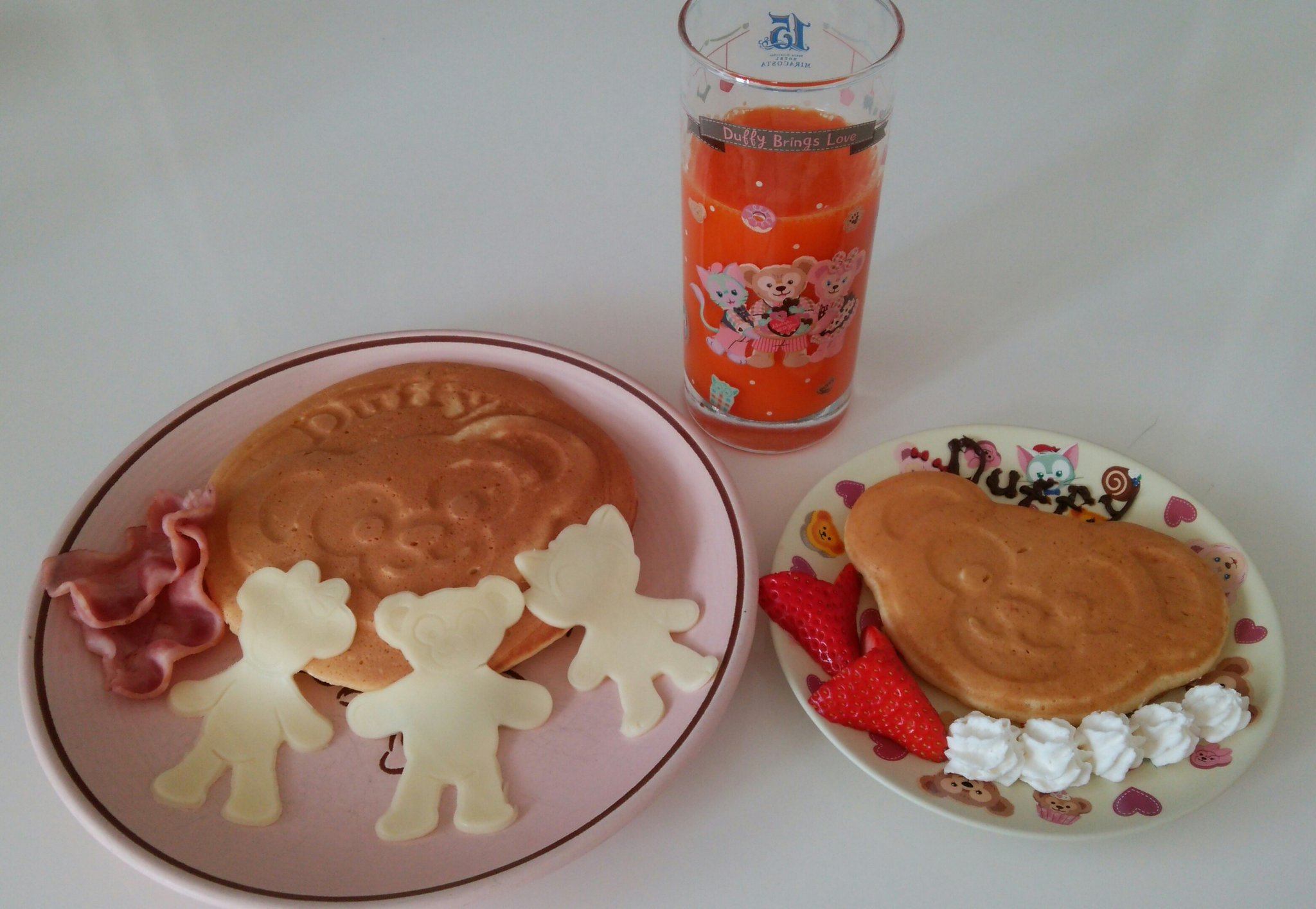 Miyuckey ダッフィーのパンケーキ おうちでディズニー気分 ー ノ 去年買ったパンケーキパンは何回挑戦してもきれいに焼けなかったけど 今年買ったパンケーキパンではまあまあきれいに焼けた 材質が違うからなのか スウィートダッフィー