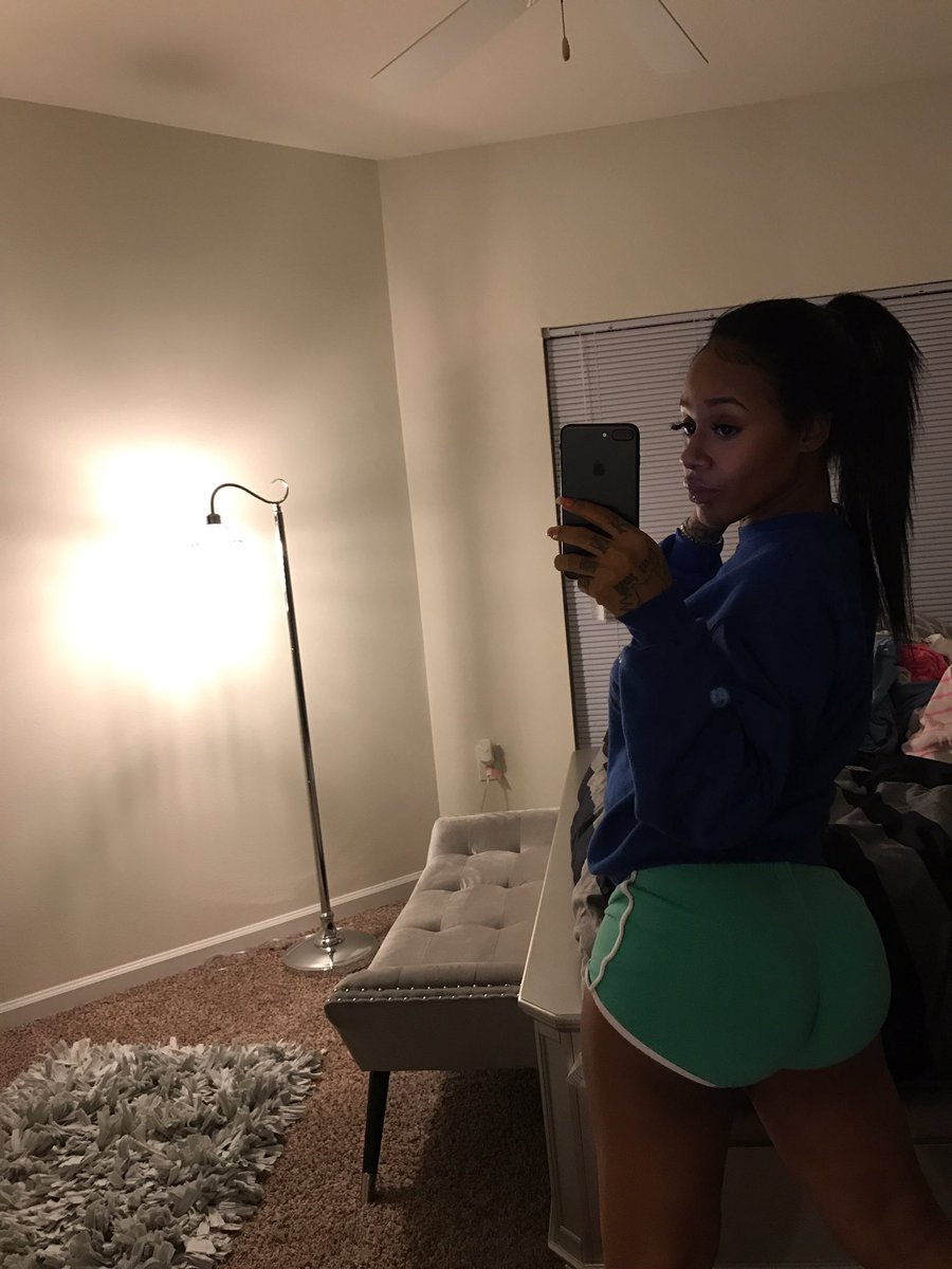 1PinkBitchh's tweet photo. Issa diaper . https://t.co/nlZkJk4HZW