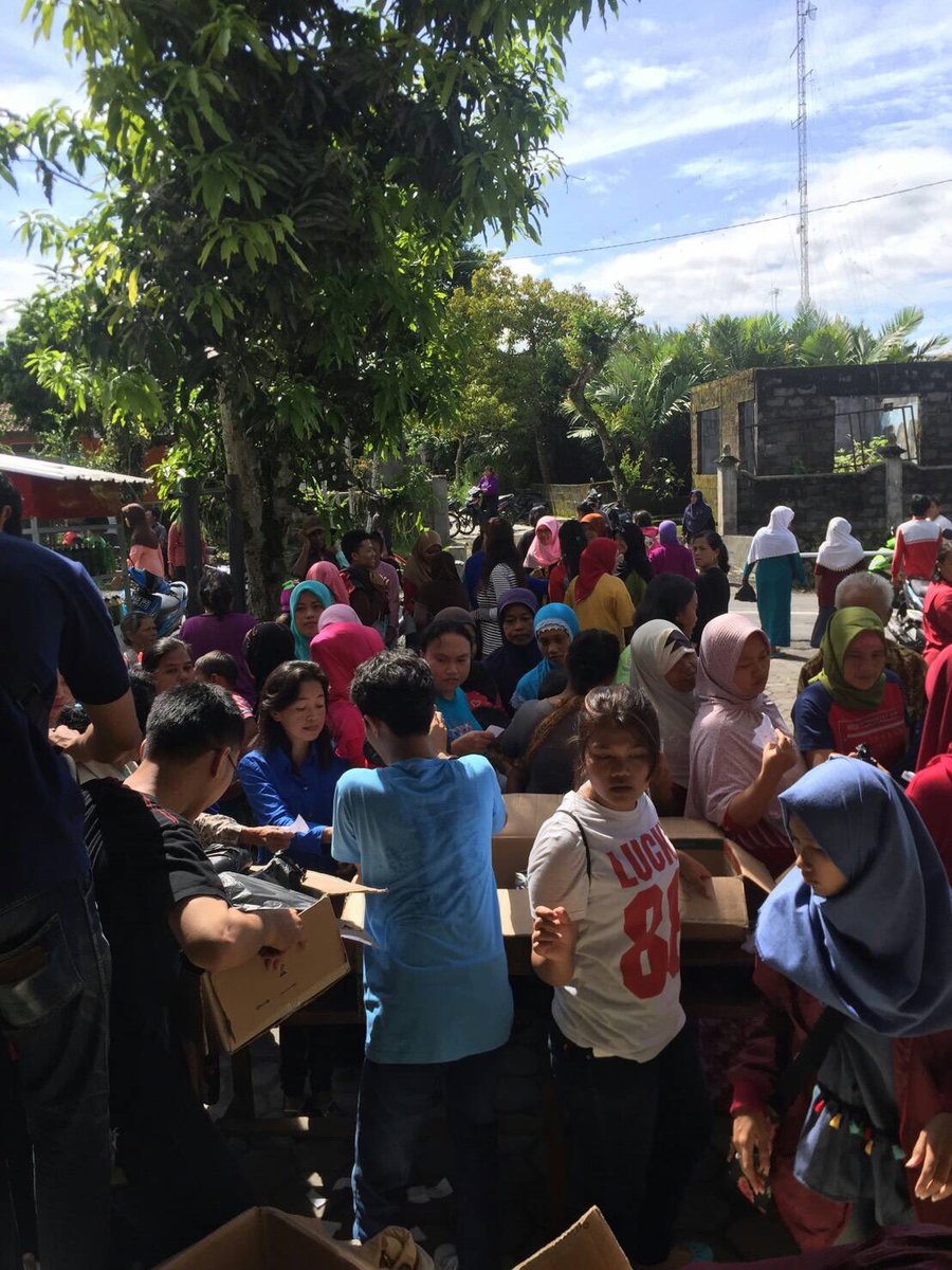 LIVE REPORT-29Januari2017
Sosmas berbagi sembako dibalaidusun wonokerto🤗🎉
#sosmasbemkmugm #bemkmugm