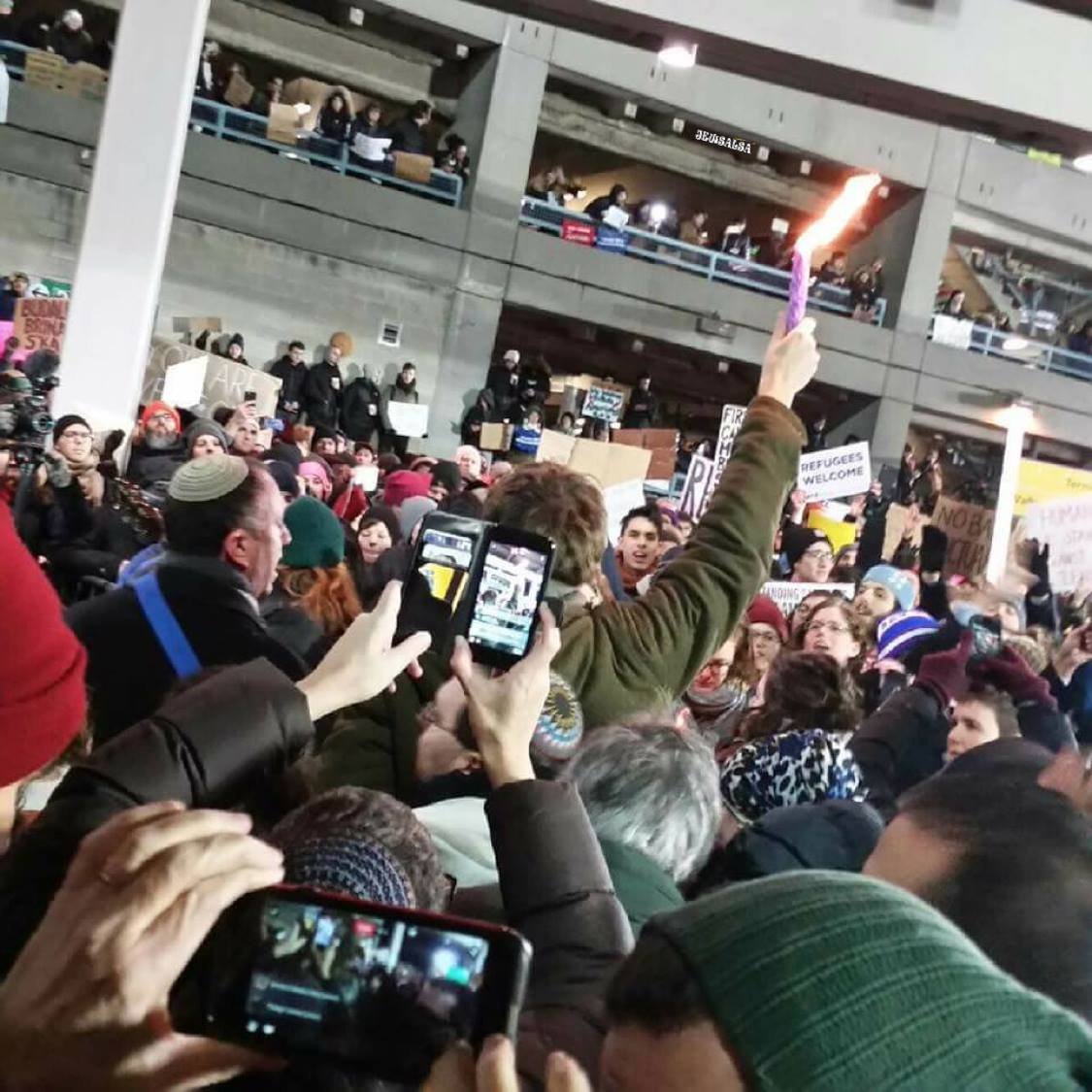 jewsalsa's tweet photo. Havdala tonight at JFK airport in support of refugees. #nobannowall #muslimban Shavua Tov.  @jewpopblog @ROICommunity @pteicher @amsellem https://t.co/Lc9CQpqMeq