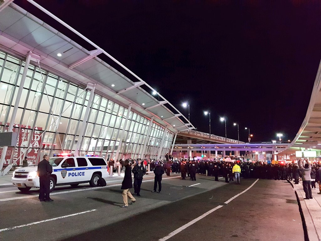 Casey's tweet photo. Traffic flow at JFK terminal 4 has been stopped by demonstrationors https://t.co/SCojSZUsde