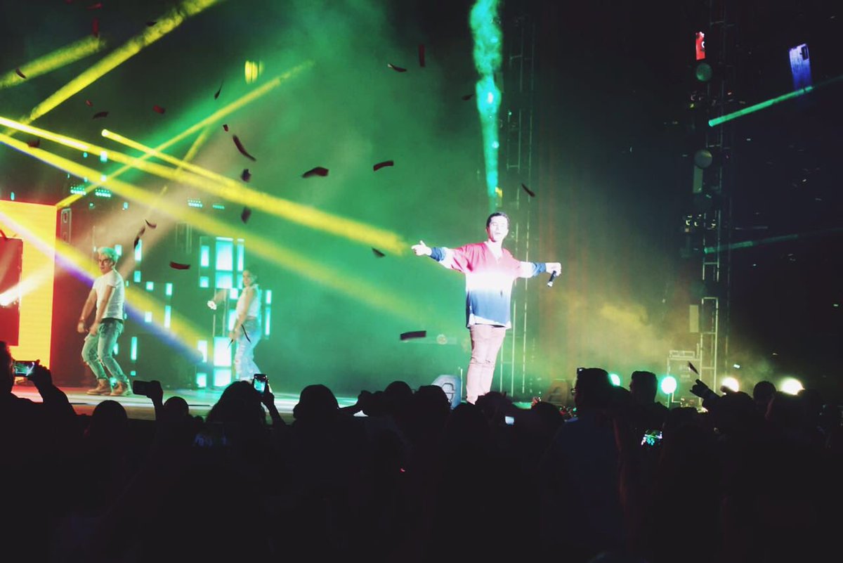 atlgarza's tweet photo. Nadie canta como mi gente de México 💓! Gracias @Oye897 por dejarme ser parte de #ElPadreDeTodosLosEventos2017 https://t.co/3Ybuu73bdf