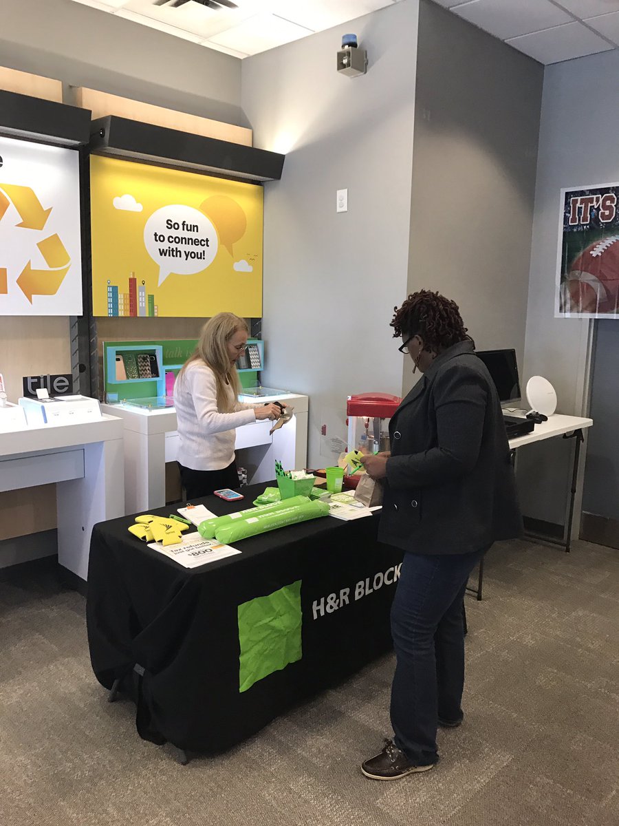 3260Store's tweet image. Partnering with @HandRBlock was a success! Look for more great opportunities soon! #SST @HollyJoyRamos @marceloclaure @BSMiller1