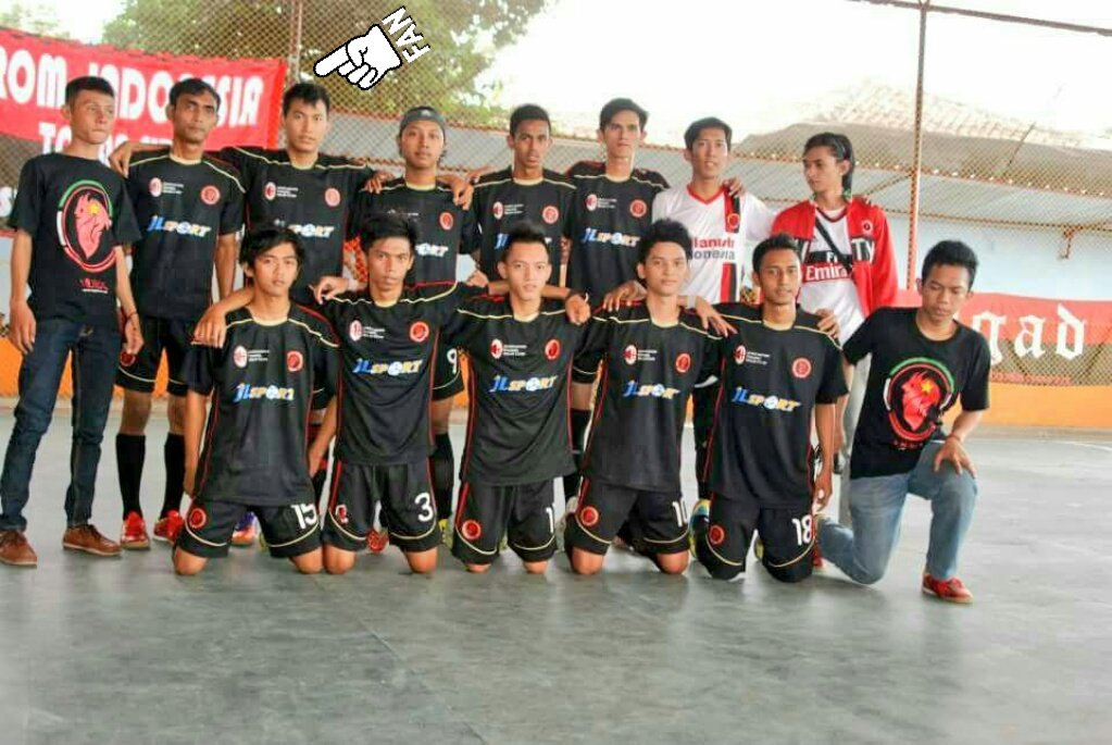 Diksi "Odoy" (Berdiri ketiga dari kiri) Membawa @MI_BasisTangsel menjuarai Turnamen antar FansClub se-Tangsel. Bangga! #ForzaMilan <a href="/PSSleman/">PSS</a>