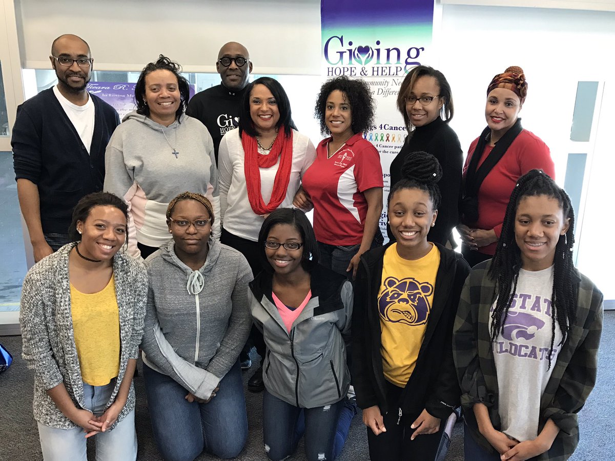 givehopehelp's tweet image. KC Yankees Baseball team &amp;amp; St.James Youth help fill over 100 LOVE Bags 4 Cancer patients! #GiveHopeHelpLOVEBags4Cancer