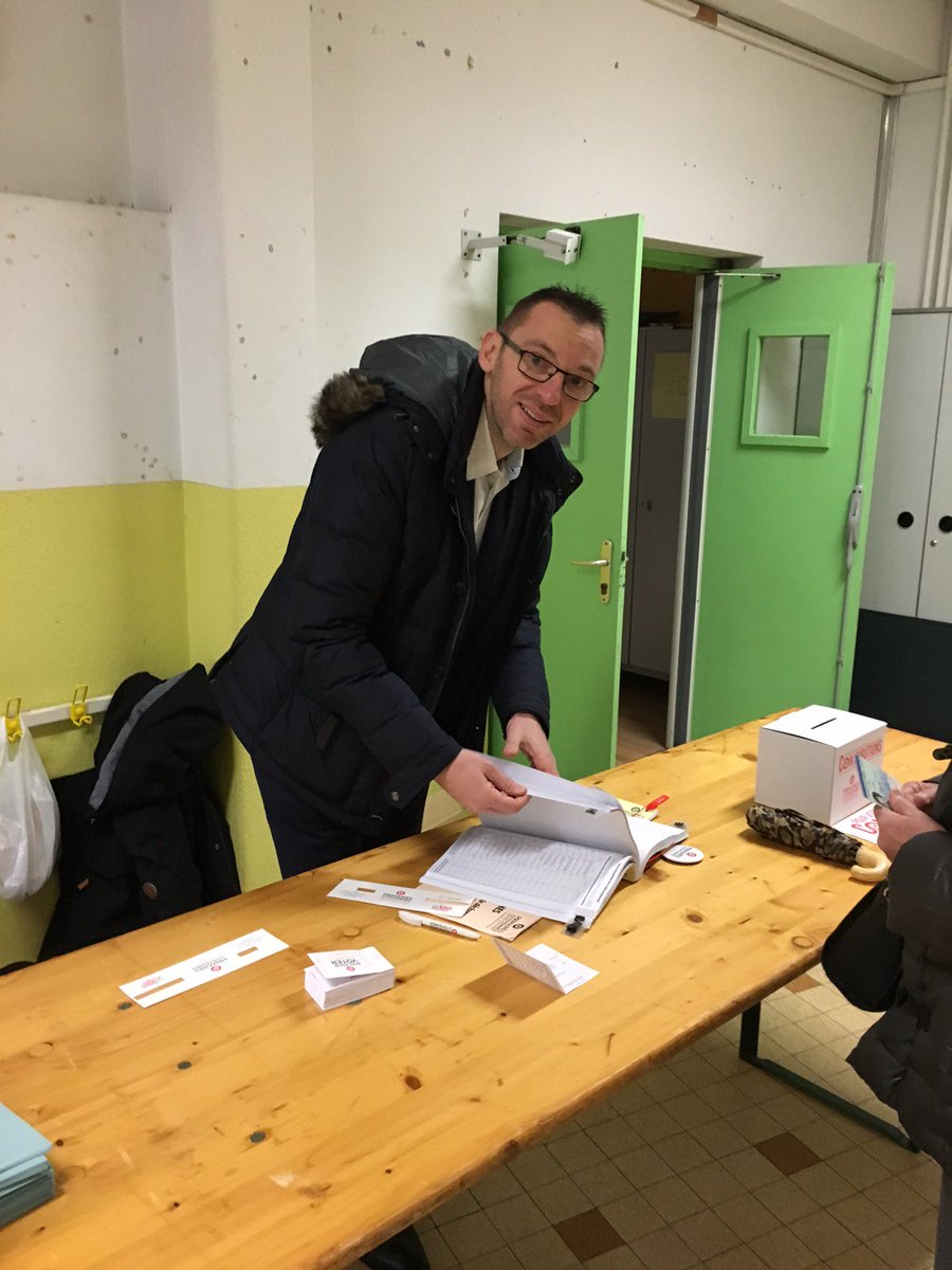 xaviergarcia_06's tweet photo. En place avec mon président @stefdefrejus au bureau de vote Pasteur, école Jean Macé à #Nice06 
#PrimairesCitoyennes https://t.co/FQti5TQzti