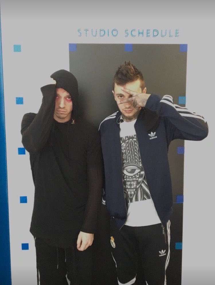 voting_top's tweet photo. I'm voting for twenty one pilots 

#Heathens #BestMovieSong #iHeartAwards https://t.co/YsIa4VbLmD