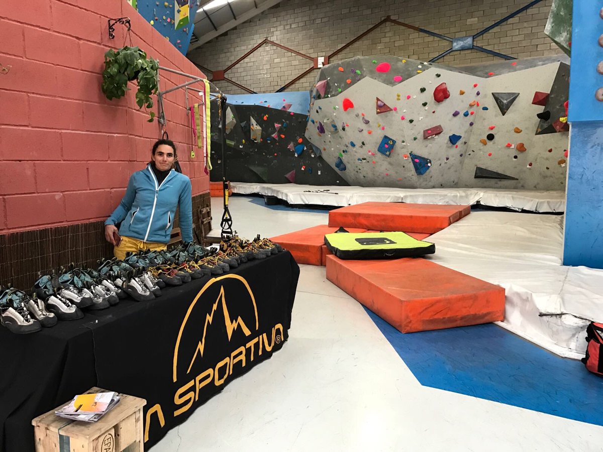 Antes de la tempestad!! <a href="/indoorwallclimb/">indoorwall</a> <a href="/LaSportivaSpain/">LaSportivaSpain</a> !! En #indoorwallGijon #boulderday