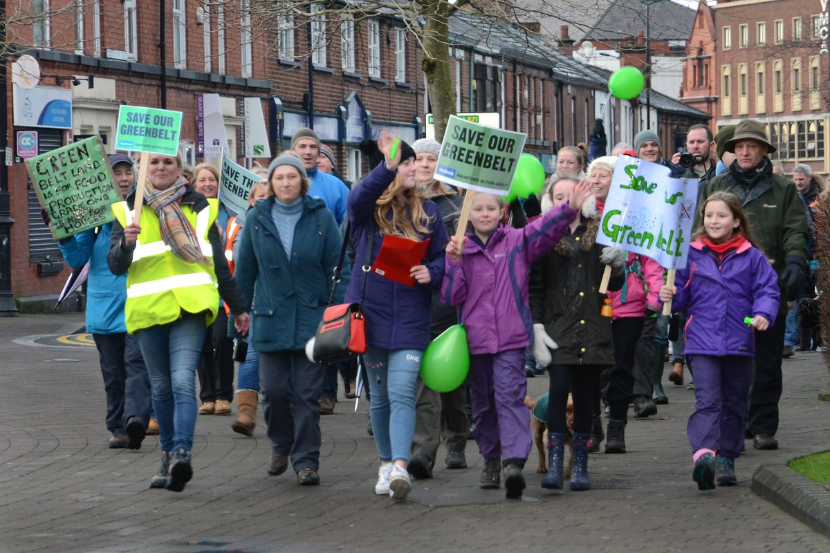 TriffidDay's tweet photo. 400 people yesterday came together against @sthelenscouncil plans to build on #Rainford green belt. #Peston #Marr #Ridge @GavinBarwellMP https://t.co/fDvaYfZnJm