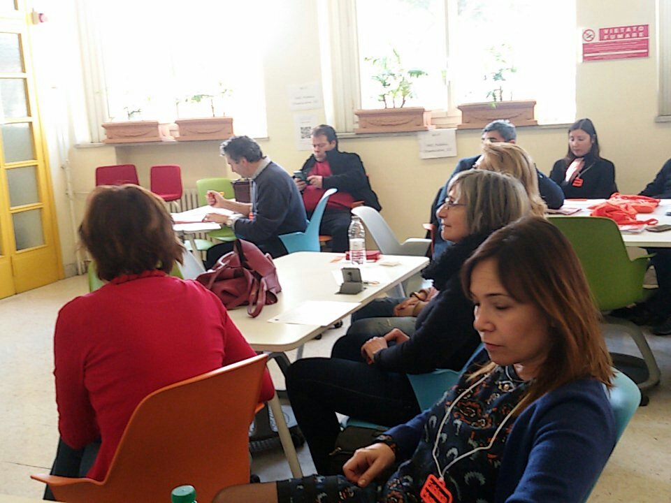 Rosy_FMDigitale's tweet photo. Comincia il terzo giorno. Docenti e formatori si allenano con loro proposte di attività #palestrainnovazione @fmdigitale https://t.co/areowehFGn