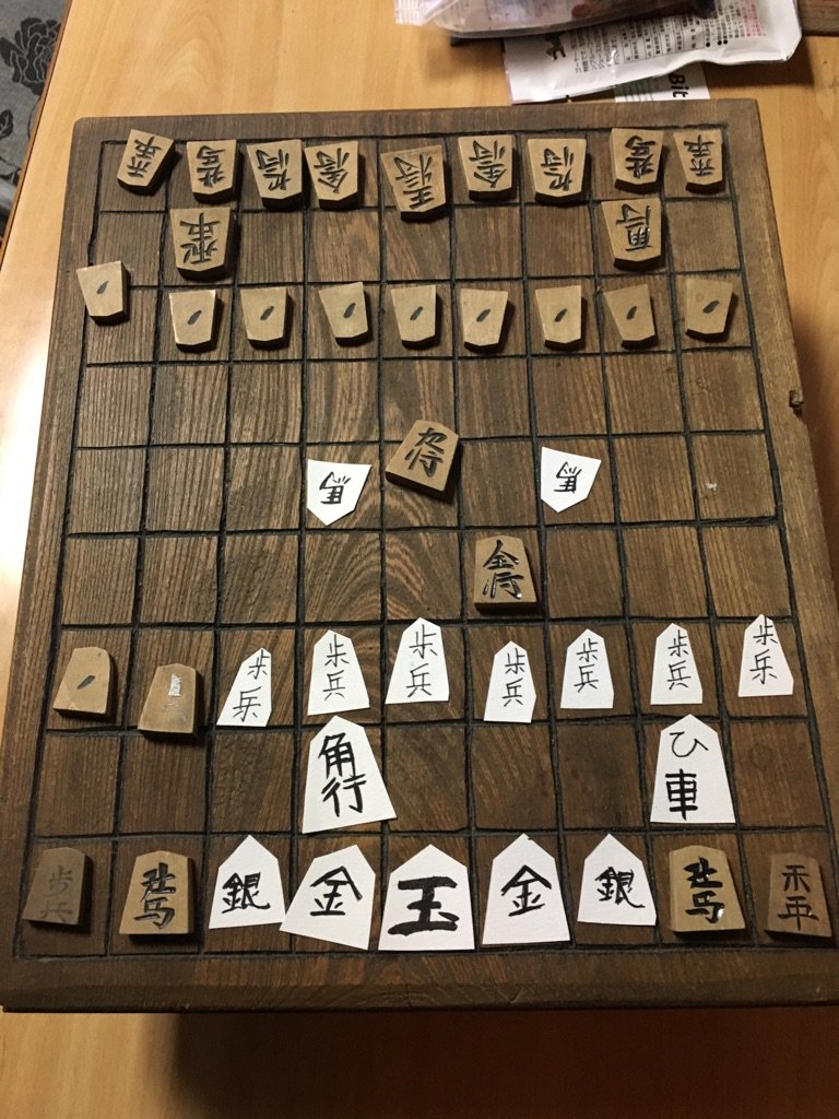 じゃる フランス人愛用の将棋盤 足りない駒紙で手作りしてて可愛いすぎる じゃる フランス人愛用の将棋盤 足りない駒紙で手作りしてて可愛いすぎる