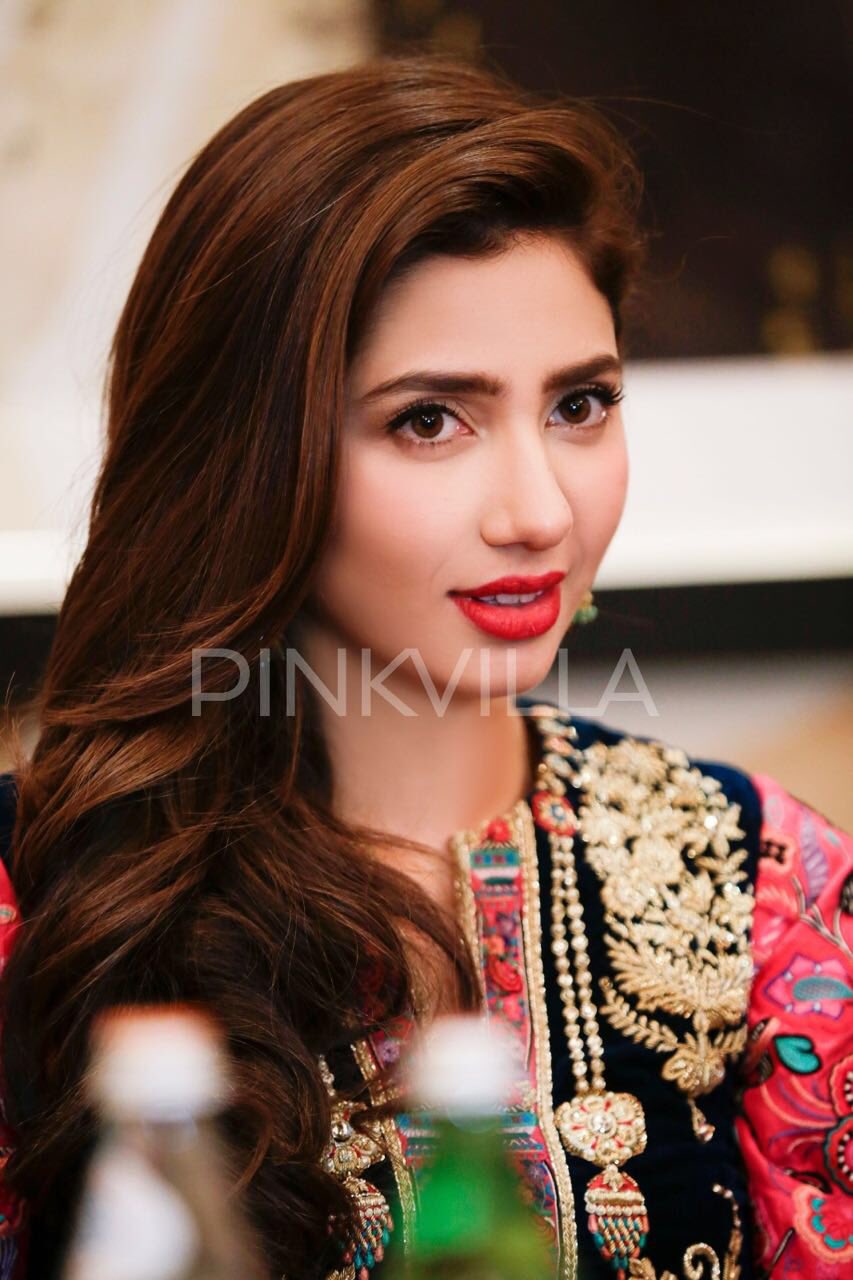Pinkvilla on X: .@TheMahiraKhan looks like a million bucks in these photos  for an event! t.coUISlwNIt6D t.coUbbLXIVoIi  X