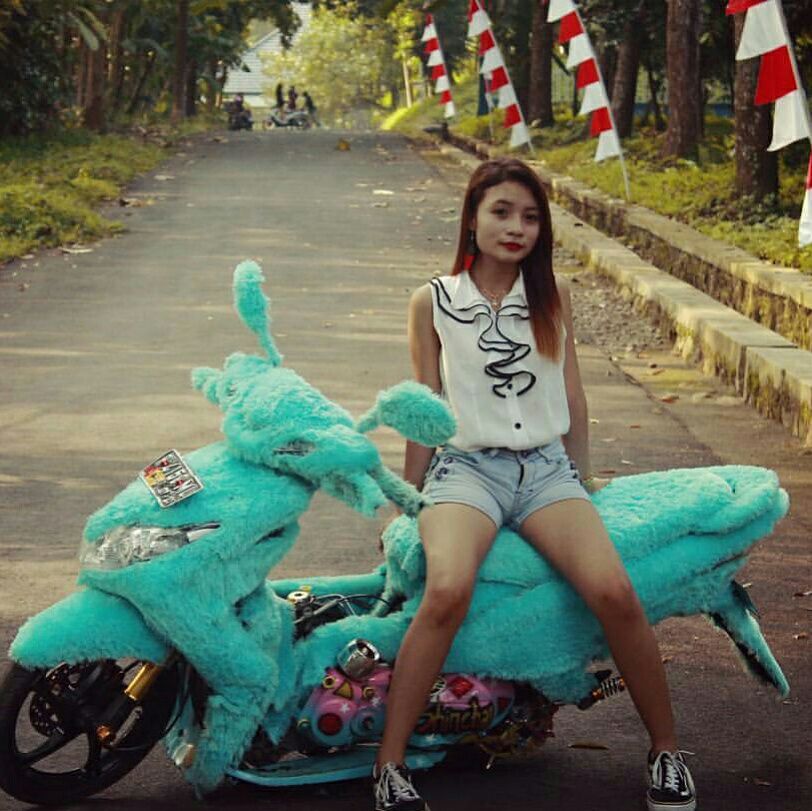 infowatir's tweet photo. Rek nurutan ah motor dibajuan. Meh bisa didiukan ku si teteh eta, bae si teteh na alay ge daripada euweuh :( https://t.co/Z5TdKldDiX