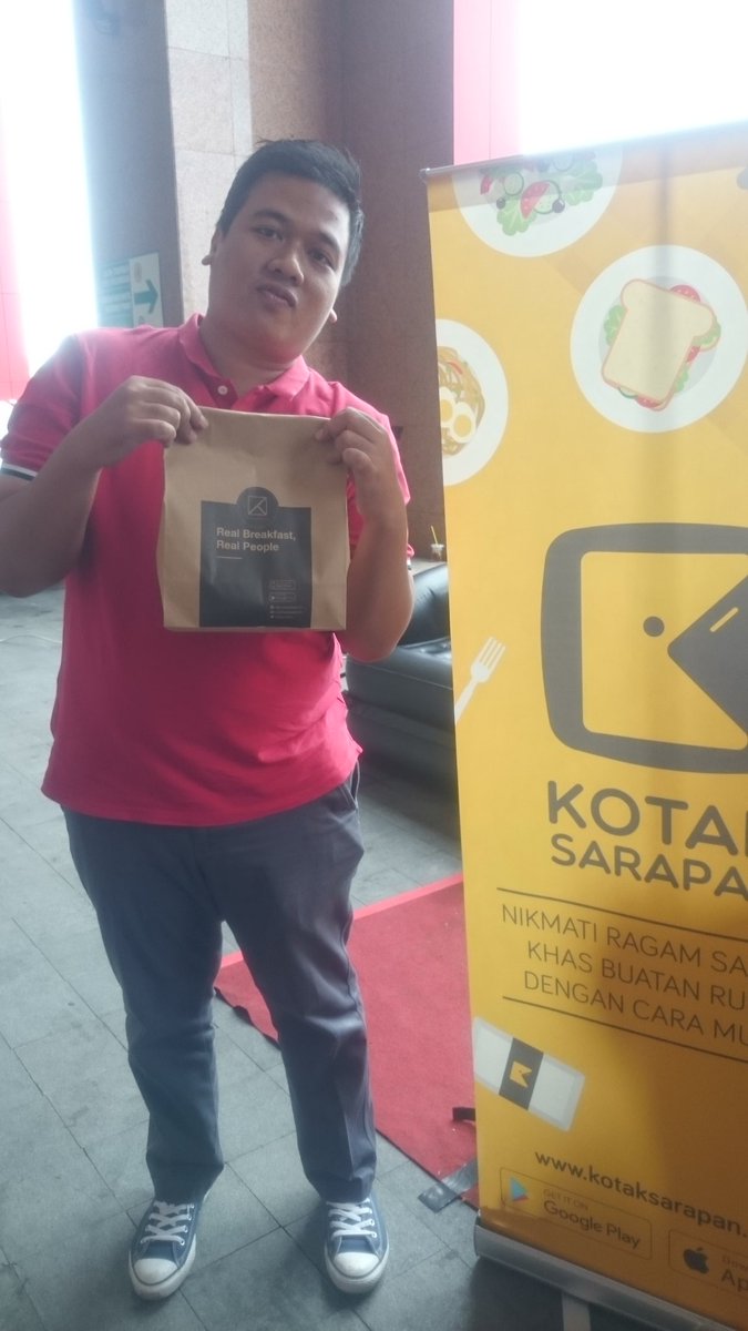 Halo kenalkan, ini Budi.
Budi membeli Nasi Goreng Tuna Kecombrang dari Kotak Sarapan.
Kamu juga mau? Yuk ke Mangga Dua Square!