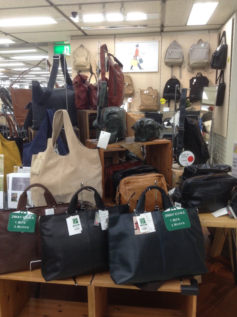 Uzivatel 東急ハンズ渋谷店 Na Twitteru 1cフロア正面ステージにて 革バッグ特集が始まりました 全て日本製のバッグで なかでも Made In 渋谷の バニティバッシュ 商品は 柔らかい革が特徴で 老若男女で使いやすいバッグです ぜひ ご覧下さい ハンズ渋谷