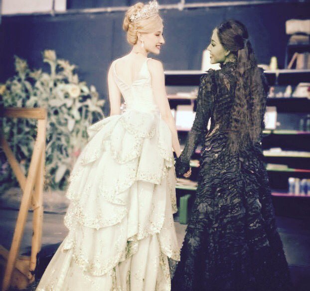 RulersdeRules's tweet photo. Amo esta foto 😍 miren esas miradas de complicidad 💚@dannapaola @Cecidelacueva #Elphis #Glinda #WickedMX #Recuerdos https://t.co/W0q43SbWWh