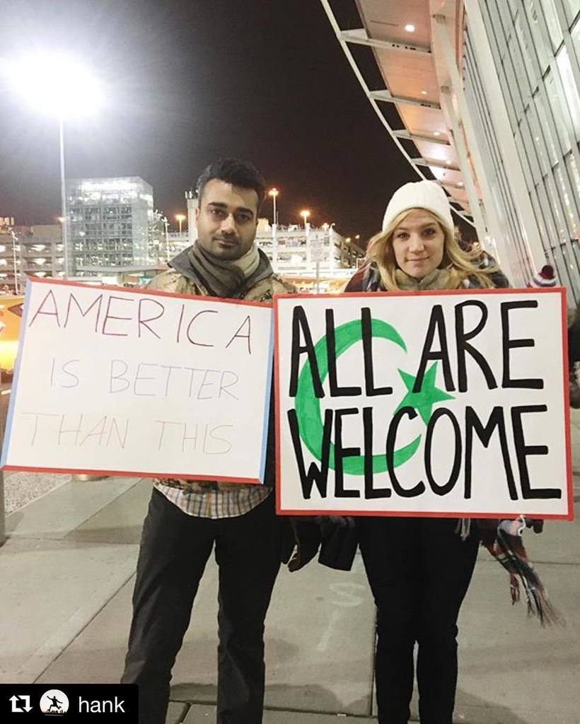 KellyRaeA's tweet photo. #nobannowall #jfk https://t.co/9KSZbmu2d7 https://t.co/WBID7idLiy