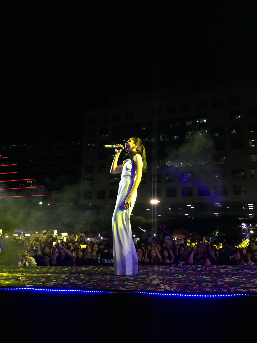 _bobbydoo's tweet photo. QUEEN SARAH GERONIMO #Fusion2017 #FusionForward2017 #SarahG https://t.co/vkQKasq3Ac