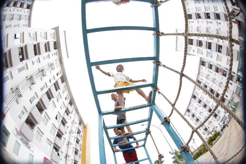 dianparamita's tweet image. "Seharusnya Ahok tidak fokus bangun benda mati saja lalu dipamerkan lewat foto." Oke, ini foto makhluk hidupnya. #MemotretJakartaBaru