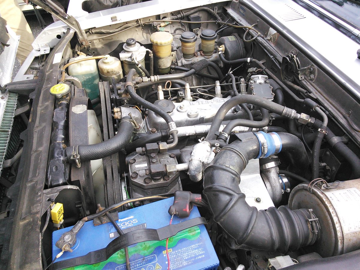Tenhou Set Jccaニューイヤーミーティングのおまけ 今回のテーマでありコンクールデレガンス入賞車 でもあるいすゞ フローリアンですが 何やらエンジン音がカラカラと そう これは珍しいディーゼル搭載車です 見学の皆さんエンジンに興味しんしん Tenhou Set Jccaニューイヤーミーティングのおまけ 今回のテーマでありコンクールデレガンス入賞車 でもあるいすゞ フローリアンですが 何やらエンジン音がカラカラと そう これは珍しいディーゼル搭載車です 見学の皆さんエンジンに興味しんしん