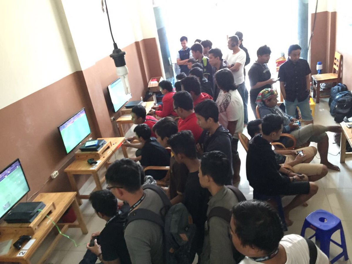 EFO_Indonesia's tweet photo. Suasana kualifikasi series 1 di Bekasi! Semangat!
.
@PES_ID @iespaorg @officialpes @pesleague @konami #RoadToBandung #SEAFinals #PES2017 https://t.co/Y4k2GVZbZh