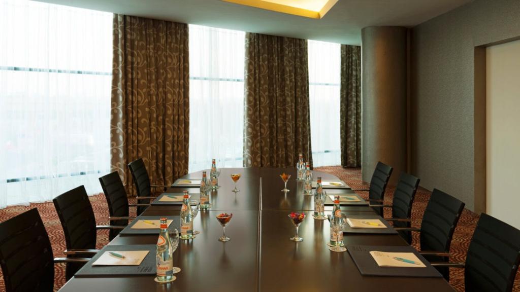 fourpointkuwait's tweet photo. Our meeting rooms provide you with an inspiring ambiance to make sure your meetings are as profitable as possible #fourpointsKuwait https://t.co/5LG7UmzDuL