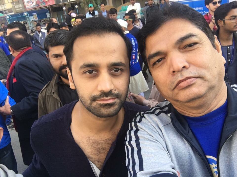 Dureyyy's tweet photo. @WaseemBadami @iqrarulhassan 
@Jerjees at #2Talwar #KarachiKings #KarachiJeetayGa #PSL2k17 # kkMarathon ✌✌ https://t.co/57dGVDUsc4