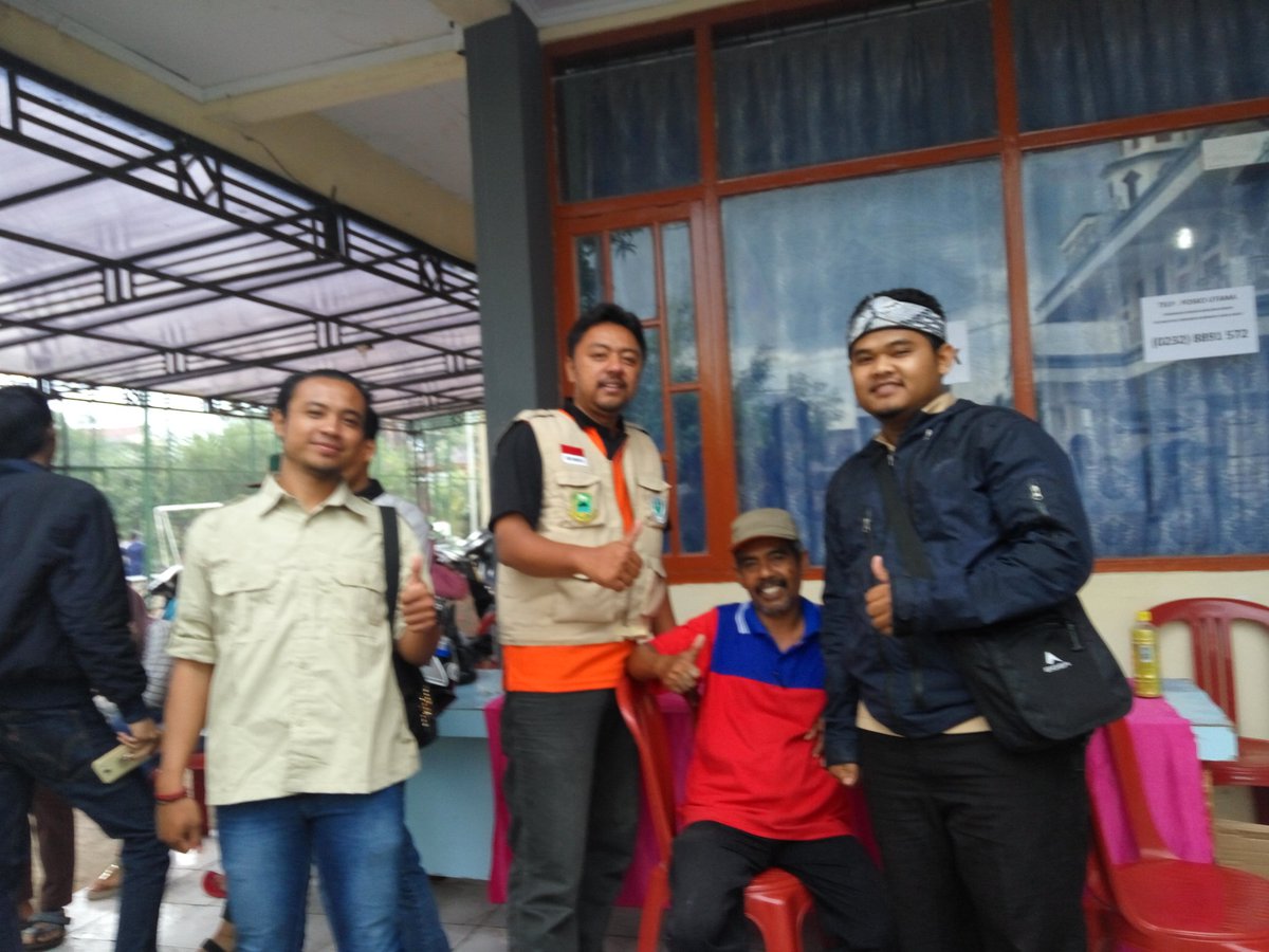 wildan_nn's tweet photo. Alhamdulillah bisa berbagi  dengan warga yang terkena musibah banjir cibingbin.. semoga bermanfaat. https://t.co/f8nwJ39oHD